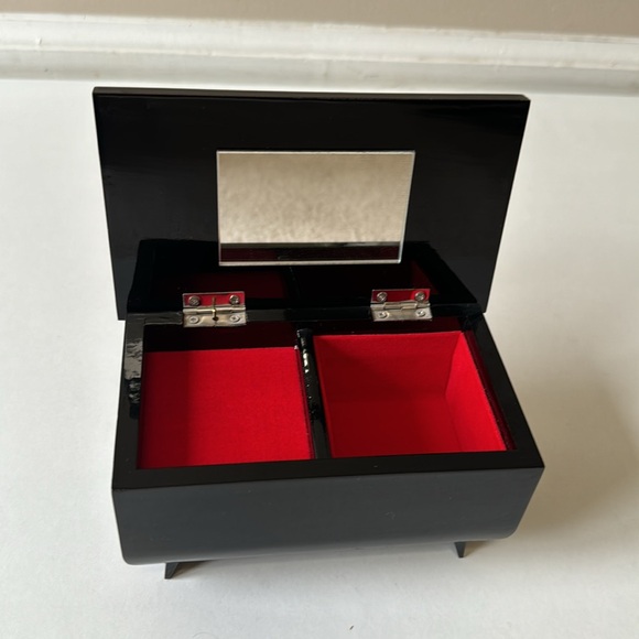 Black Japanese floral pattern lacquer musical jewelry box - Picture 7 of 10